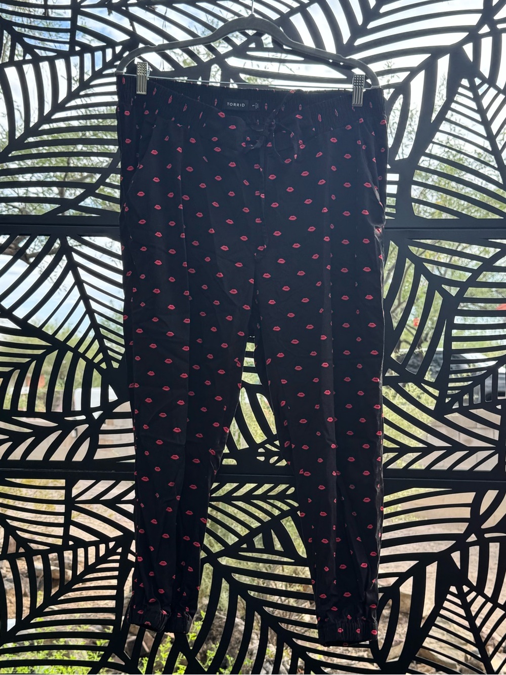 Torrid Black Kissy Lip Print Drawstring Joggers Bottoms